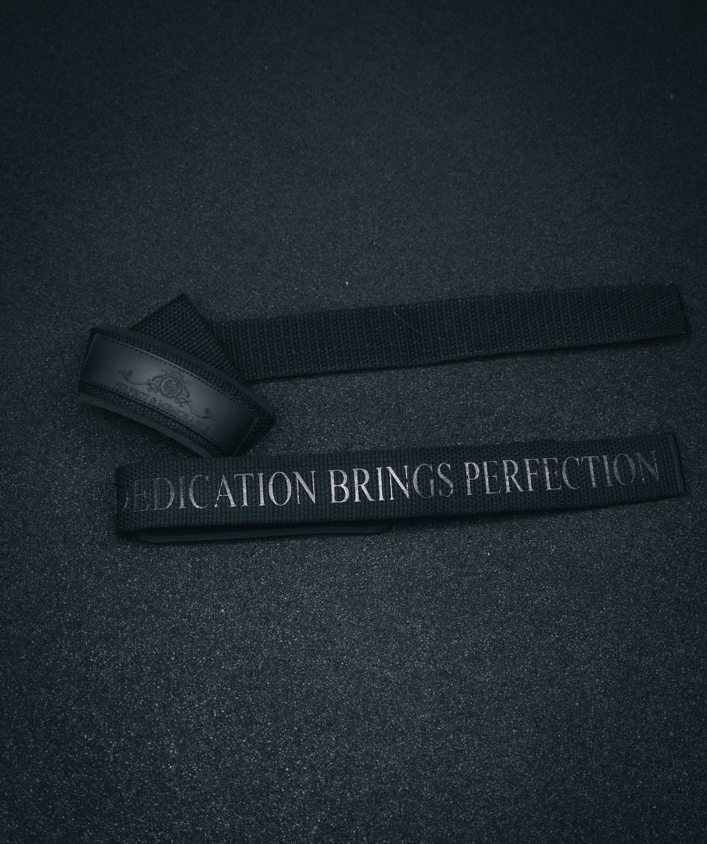 P&M | BLACK ''DEDICATION BRINGS PERFECTION'' LIFTING STRAPS
